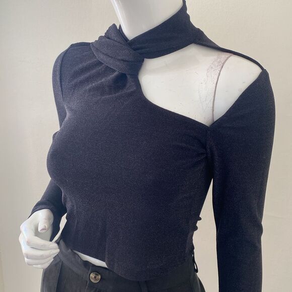 Astr the Label Cropped Long Sleeve Black Shimmer Top w Cut-out Shoulder Detail - Picture 5 of 9